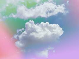 beleza doce pastel verde e Rosa colorida com fofo nuvens em céu. multi cor arco Iris imagem. abstrato fantasia crescendo luz foto