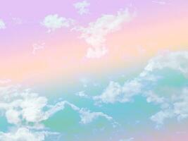 beleza doce pastel laranja e verde colorida com fofo nuvens em céu. multi cor arco Iris imagem. abstrato fantasia crescendo luz foto
