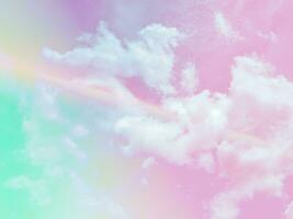 beleza doce pastel verde rosa colorido com nuvens fofas no céu. imagem multicolorida do arco-íris. luz de crescimento de fantasia abstrata foto