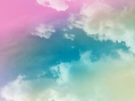 beleza doce pastel verde rosa colorido com nuvens fofas no céu. imagem multicolorida do arco-íris. luz de crescimento de fantasia abstrata foto