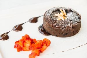 sobremesa doce com bolo de chocolate lava e sorvete foto