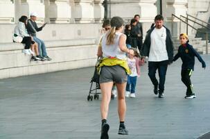 lindo baixo ângulo imagem do pessoas às central Londres capital cidade do Inglaterra ótimo Grã-Bretanha, a maioria do a turista estão internacional a partir de muitos comunidades do mundo. imagem capturado em agosto 2º, 2023 foto