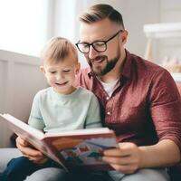 pai e filho estão lendo uma livro e sorridente enquanto gastos Tempo juntos às casa foto