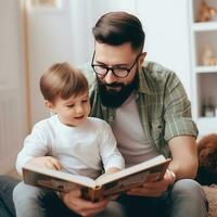 pai e filho estão lendo uma livro e sorridente enquanto gastos Tempo juntos às casa foto