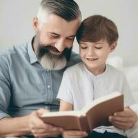 pai e filho estão lendo uma livro e sorridente enquanto gastos Tempo juntos às casa foto