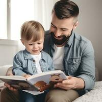 pai e filho estão lendo uma livro e sorridente enquanto gastos Tempo juntos às casa foto