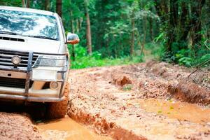 sujo fora da estrada carro, suv coberto com lama em campo estrada, fora da estrada pneus, fora da estrada viagem e dirigindo conceito. foto