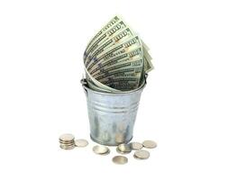 seletivo foco imagem do banco Nota dinheiro dentro uma balde. o negócio e financeiro conceito foto