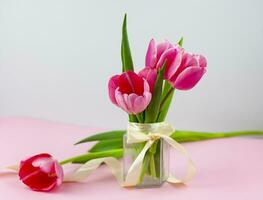 ramalhete do Rosa tulipas dentro uma vaso isolado em uma luz fundo. foto