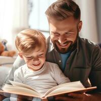 pai e filho estão lendo uma livro e sorridente enquanto gastos Tempo juntos às casa foto