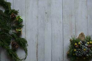 alegre Natal presente caixas com prata fita arco em azul festivo fundo decorado bolas velas árvore, feliz 2023 Novo ano inverno feito à mão feriado presente conceito, plano deitar, cópia de espaço topo visualizar. foto