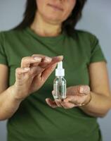 mãos do uma cortada branco mulher segurando uma conta-gotas do Cosmético sérum. foto