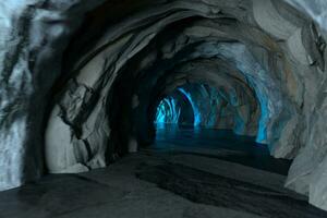 a Sombrio Rocha túnel com luz iluminado dentro a fim, 3d Renderização. foto