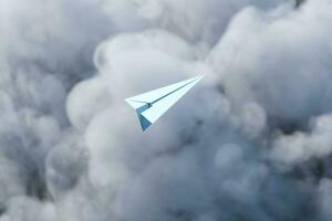 papel avião mosca sobre a nuvem, 3d Renderização foto