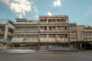 grandes exposição do a veículo dentro frente do a arquitetura, tailândia. foto