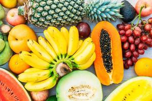 frutas misturadas com maçã, banana, laranja e outras foto