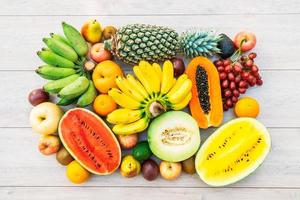 frutas misturadas com maçã, banana, laranja e outras foto