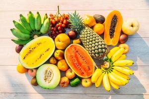frutas misturadas com maçã, banana, laranja e outras foto