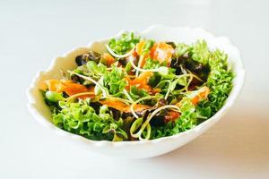 salmão defumado com salada de vegetais foto