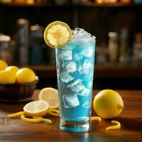 apreciar uma refrescante beber com gelo cubos, limão, e fatias do fresco fruta dentro uma luz azul, gelado, e transparente bebida. foto
