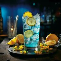 apreciar uma refrescante beber com gelo cubos, limão, e fatias do fresco fruta dentro uma luz azul, gelado, e transparente bebida. foto