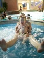 mãe com filho dentro spa banho foto