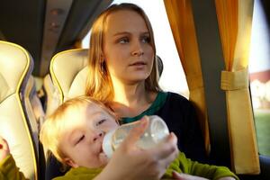 mãe com criança dentro a ônibus. foto