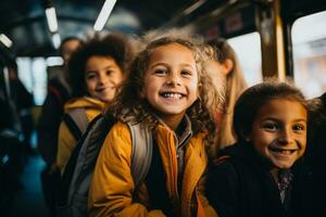 jovem alunos localização dentro uma escola ônibus foto