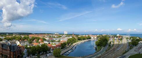 advertemunde Alemanha, panorâmico Visão do histórico Centro perto báltico mar costa a partir de cruzeiro terminal foto