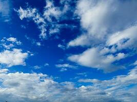 azul céu e lindo suave branco nuvens Boa clima para fundo foto