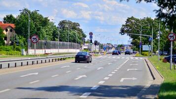 Varsóvia, Polônia. 23 Julho 2023. carro pressa horas cidade rua. carros em rodovia dentro tráfego geléia. foto