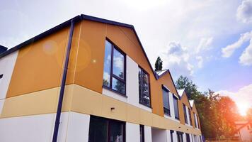 Novo solteiro família casas dentro uma Novo desenvolvimento área. residencial casas com moderno fachada. terraço família casas dentro recentemente desenvolvido habitação Estado. a real Estado mercado dentro a subúrbios. foto