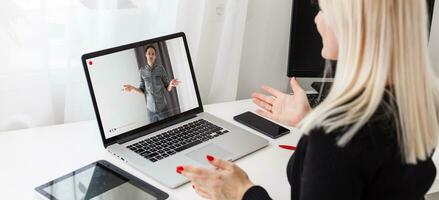 fechar-se do empresária vídeo conferência com colega em computador portátil foto