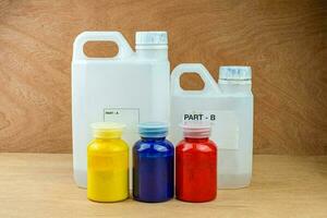 mistura de resina epóxi colorida em copo de plástico foto
