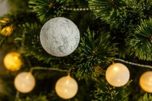decoração de natal em forma de bola em árvore real foto