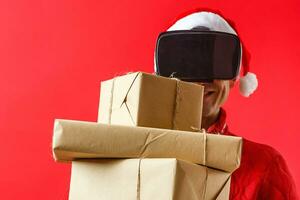 homem vestindo e jogando Móvel jogos aplicativo em dispositivo virtual realidade óculos em vermelho fundo. contemporâneo tecnologia conceito. foto