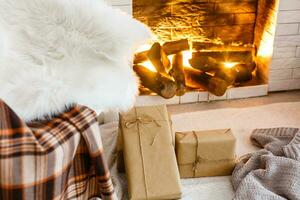 apresenta e presente caixas debaixo Natal árvore. caixas com fita arco. Novo ano decorado casa interior. inverno feriado conceito. foto