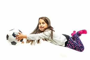 pequeno menina vôo futebol bola foto