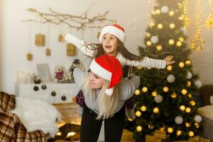 feliz família mãe e bebê pequeno criança jogando dentro a inverno para a Natal feriados foto