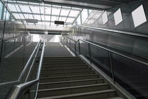 a escadas dentro a metrô, Entrada para chão. foto