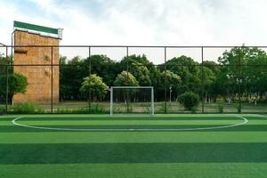 a futebol campo dentro uma público parque. foto