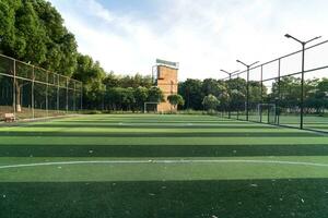 a futebol campo dentro uma público parque. foto