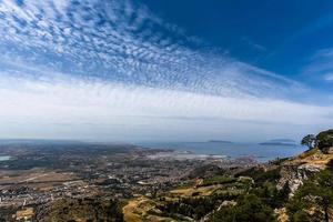 cloudscape sobre erice, sicília, itália foto