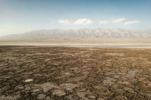 a seco terra, a solo de a sal lago dentro Qinghai, China. foto