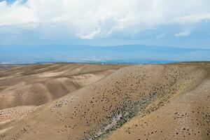 a deserto e a montanhas dentro uma sem nuvens dia. foto