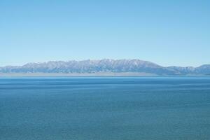 lago e montanhas dentro uma ensolarado dia. tiro dentro Sayram lago dentro xinjiang, China. foto