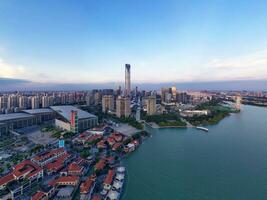 cidade edifícios de Jinji lago dentro suzhou, China. foto