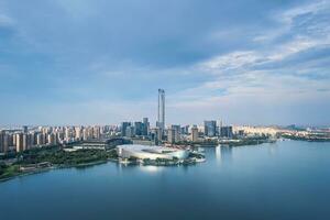 cbd edifícios de Jinji lago dentro suzhou, China. foto