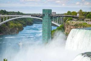 ponte do arco-íris nas cataratas do Niágara foto