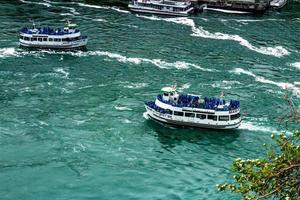 barcos da donzela da névoa nas Cataratas do Niágara foto